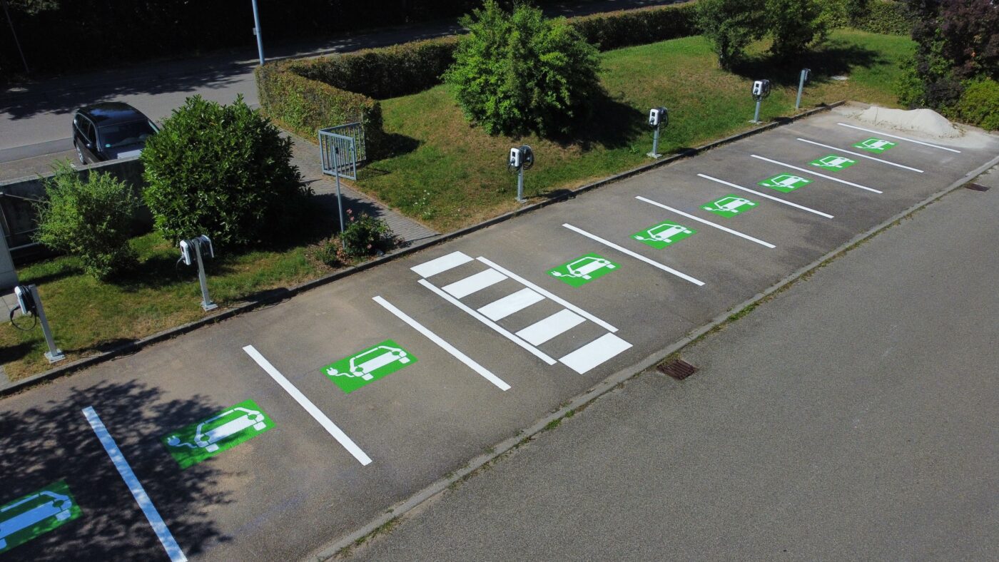 draufsicht parkplatz mit ladeinfrastruktur