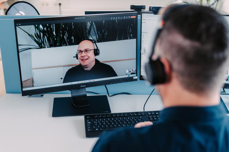 Kundengespräch per Videochat mit einem OMS E-Mobility Field Sales Expert